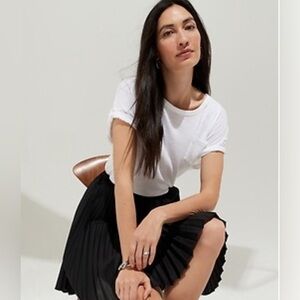 Banana Republic Black Knee-Length Pleated Skirt for Casual and Work. EC size 4